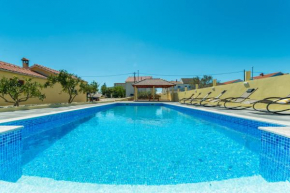 Crowonder Sun&Fun Holiday house with big swimming pool and large garden!